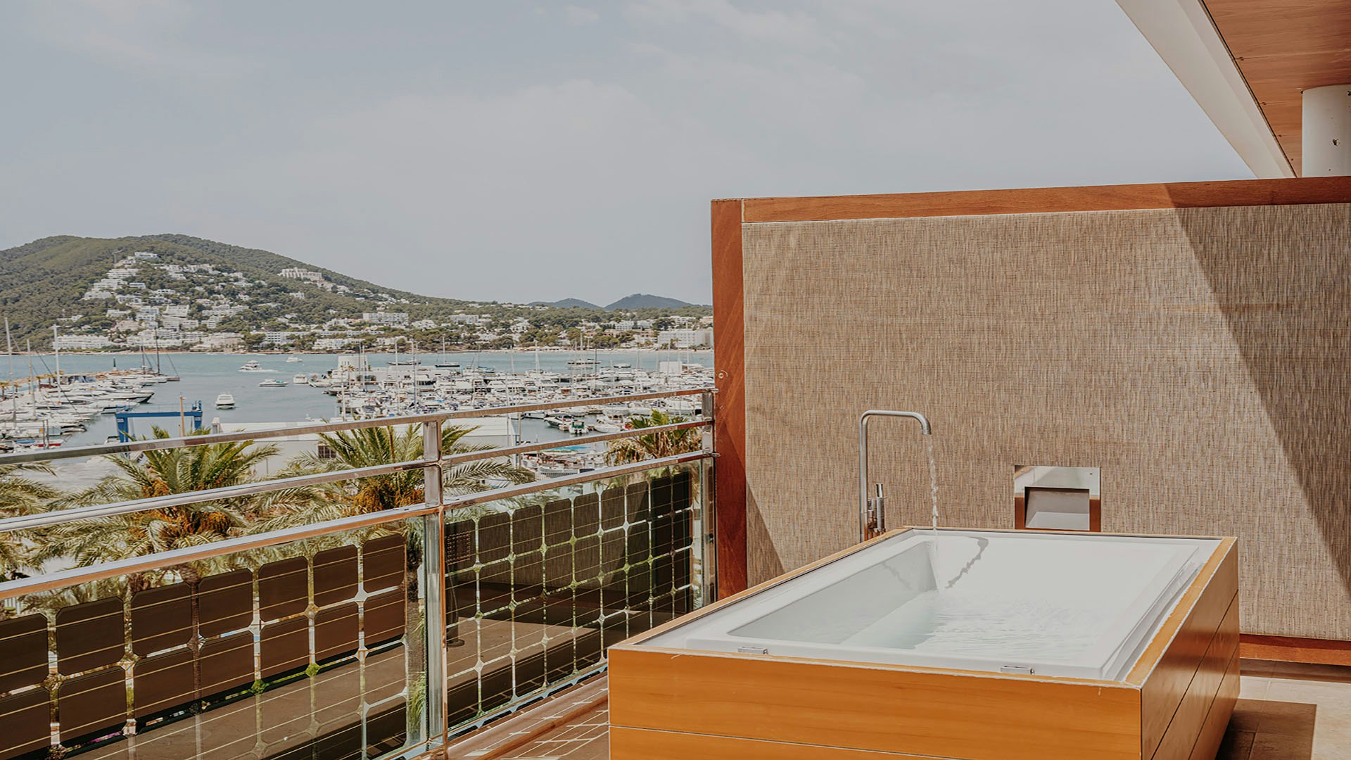 Cloud 9 Suite Sea View - Outdoor Bathtub