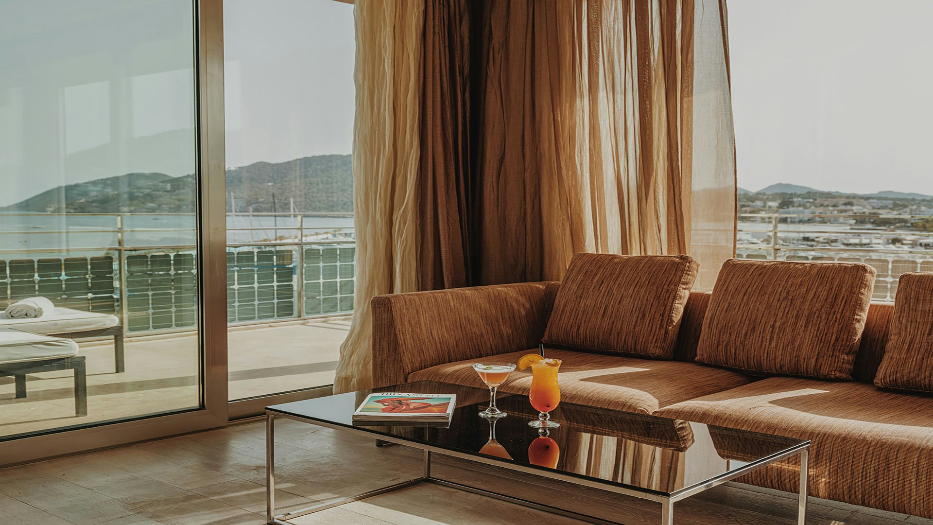 Cloud 9 Corner Suite - Living Area