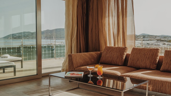 Cloud 9 Corner Suite - Living Area