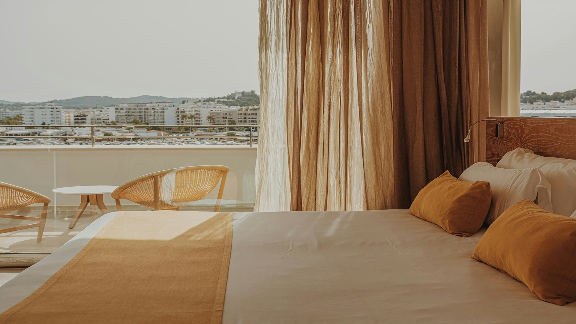 Cloud 9 Corner Suite - Bedroom