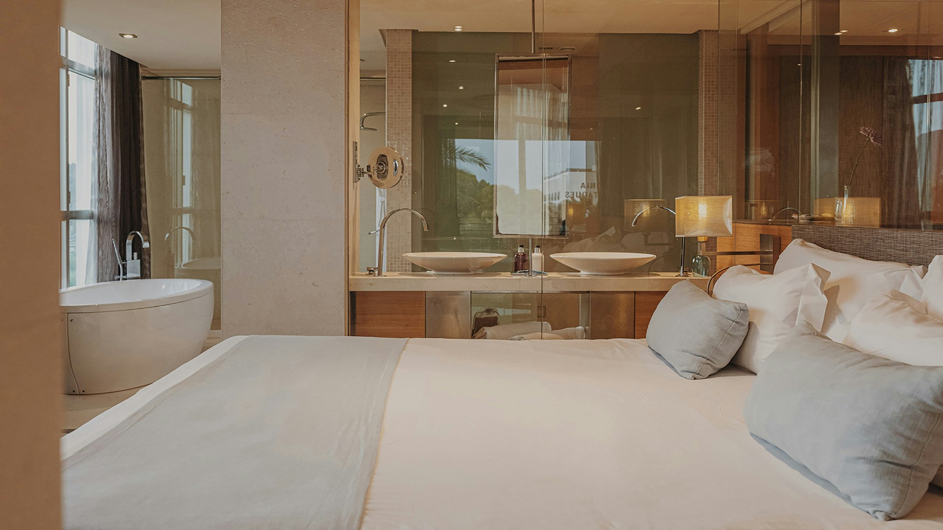 7 Grand Corner Suite - Bedroom