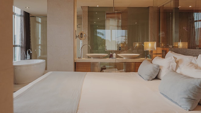 7 Grand Corner Suite - Bedroom