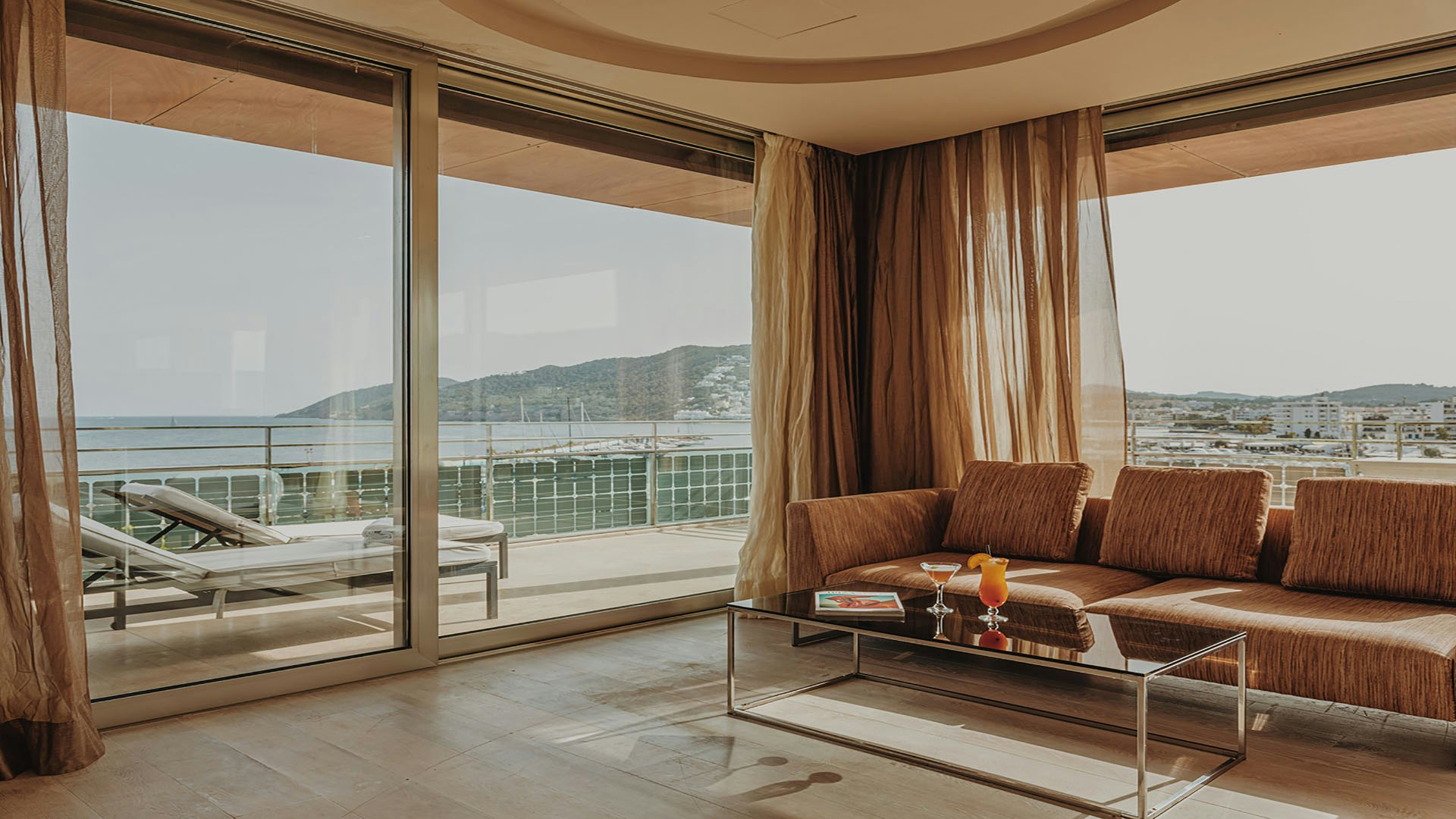 Cloud 9 Corner Suite - Living Area