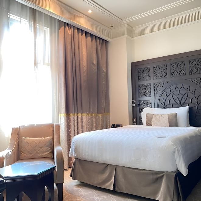 Deluxe Queen Room - Bedroom