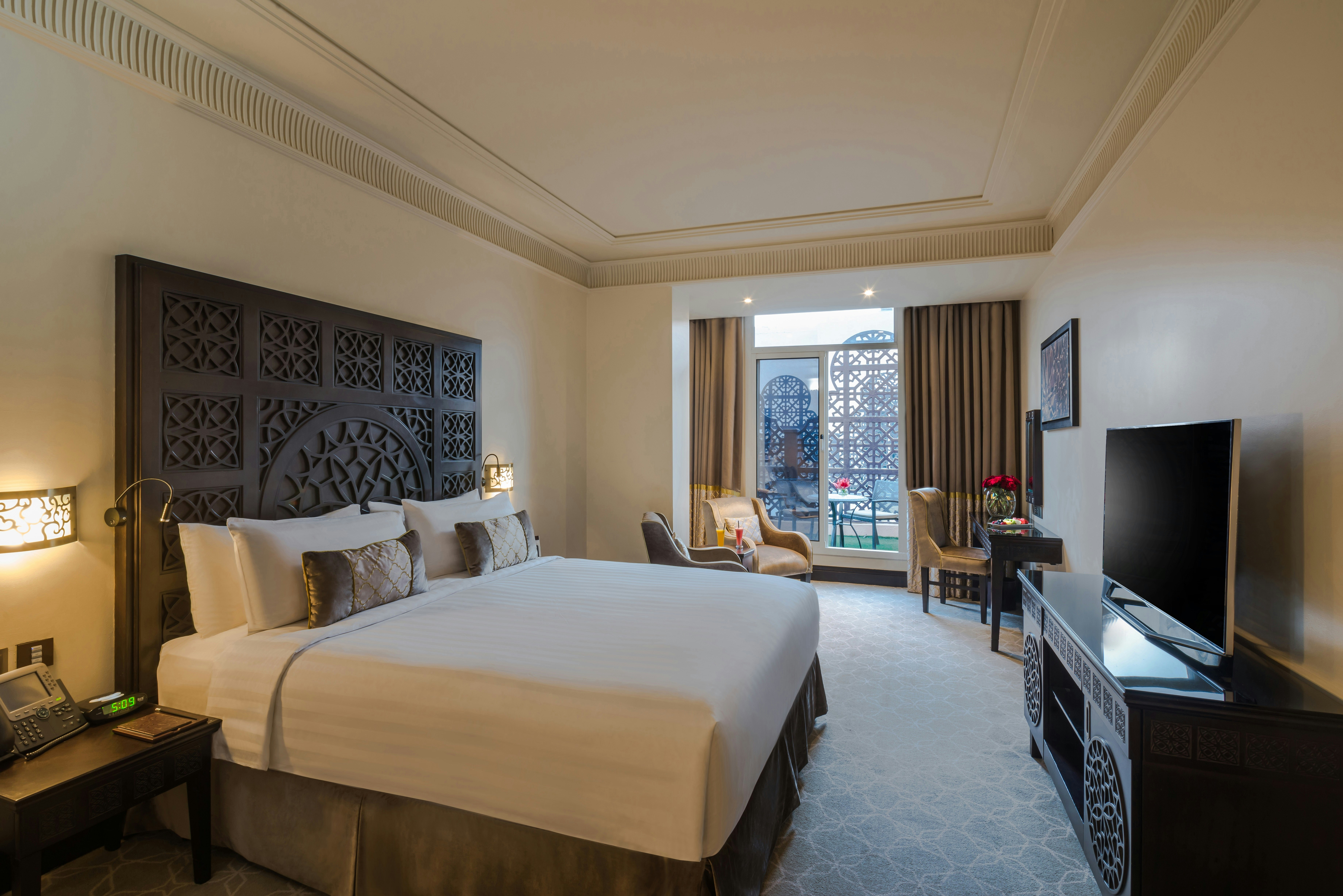 Deluxe Room King with Balcony2