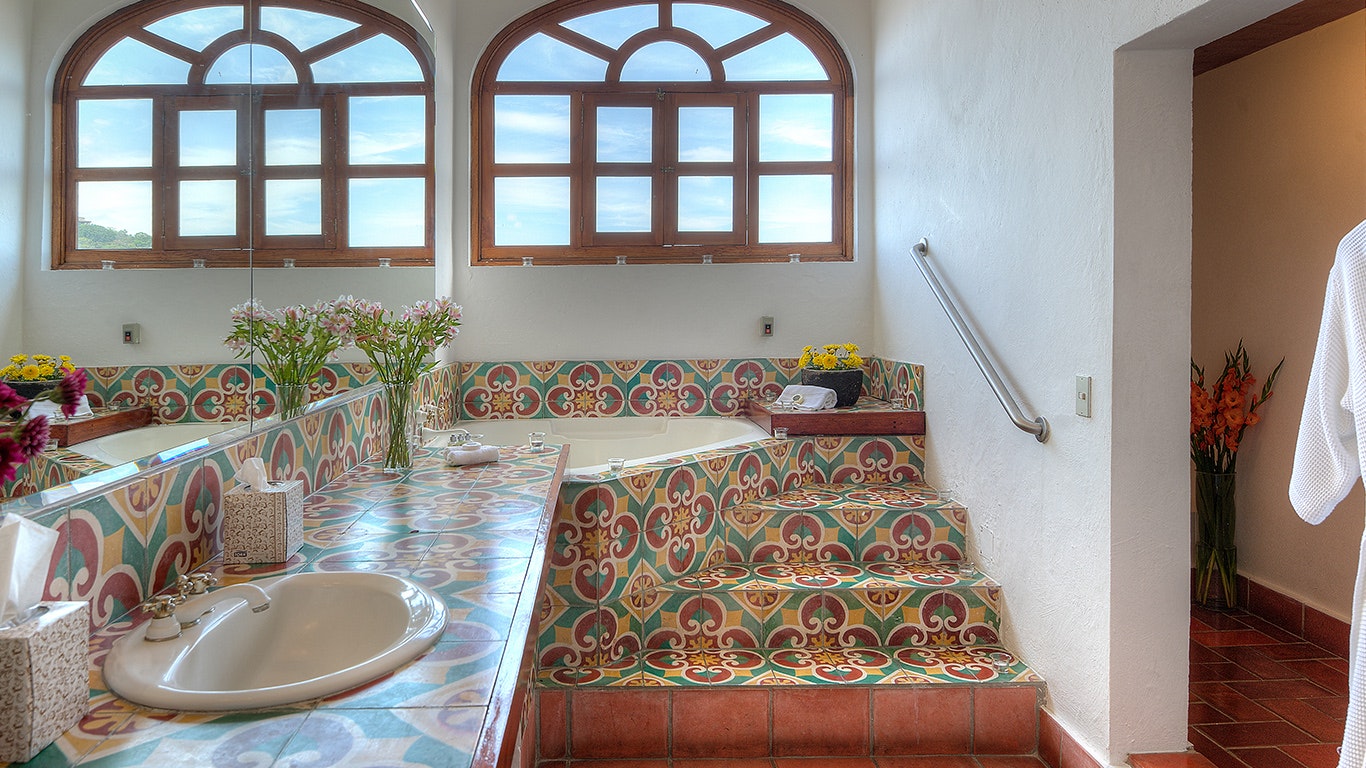 Master Suite Valley View King Bed - Bathroom