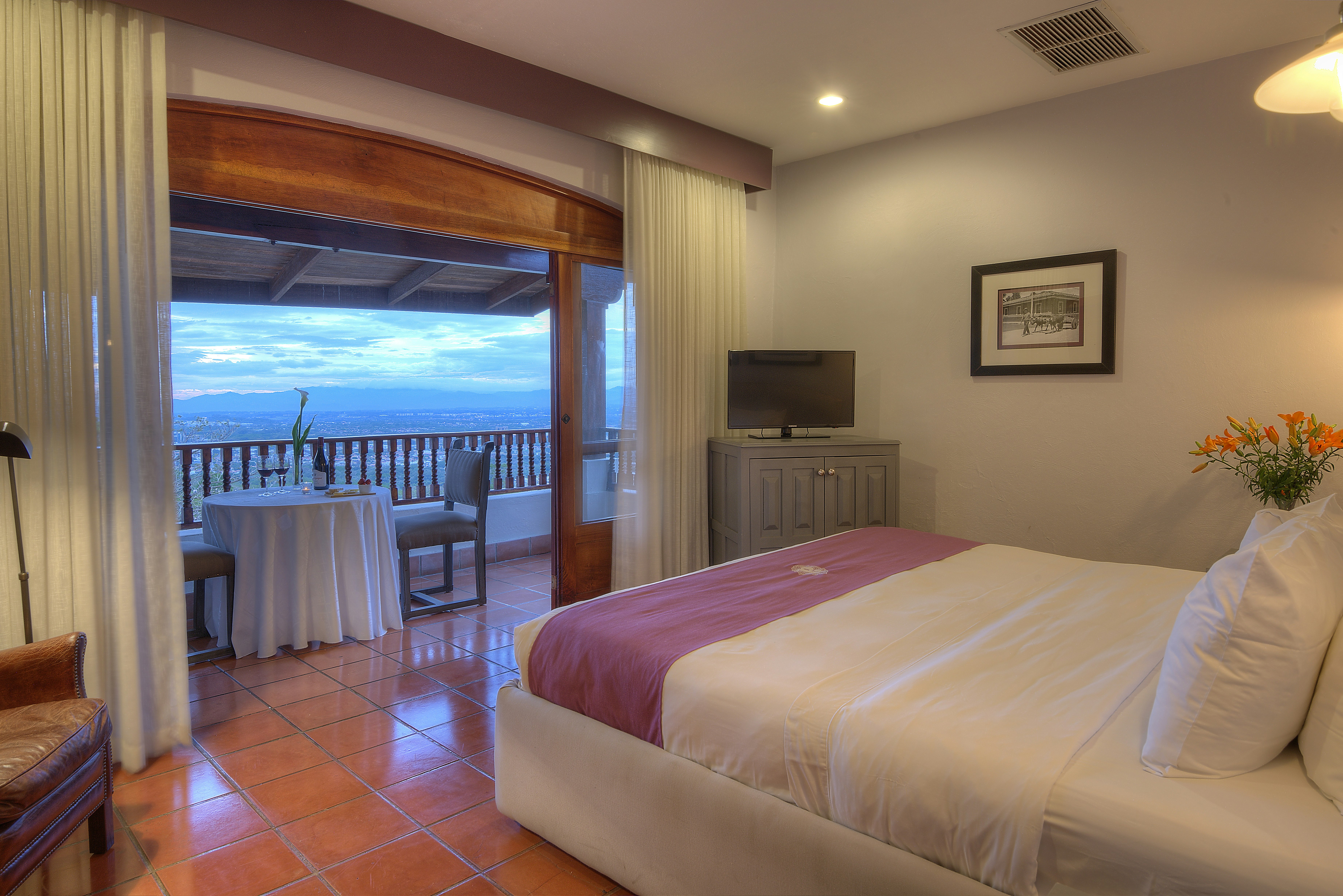 Deluxe Valley View King Bed - Bedroom