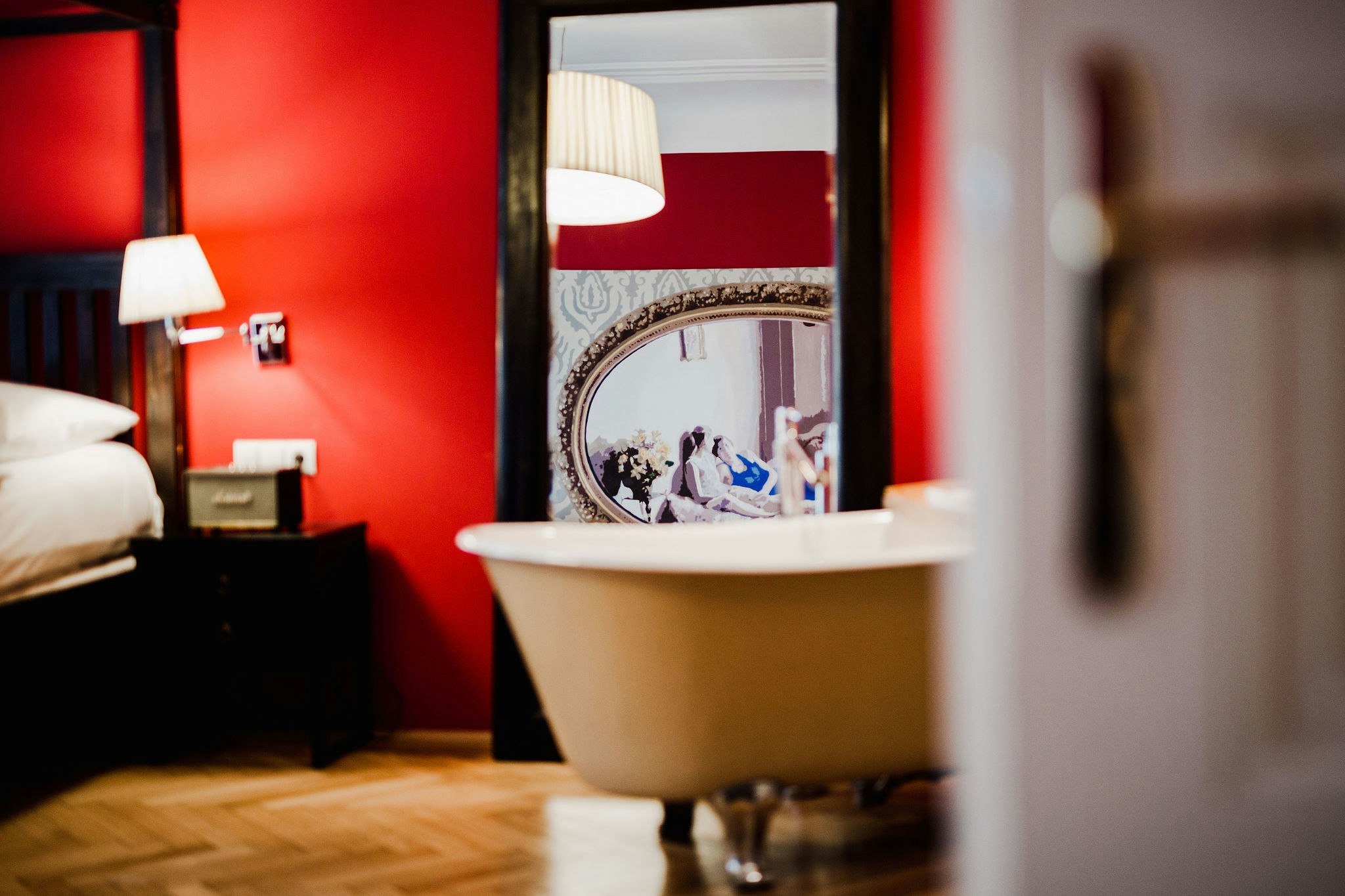 Suite Medium - Red Suite Bathtub