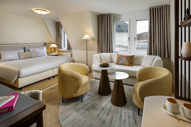 Ambassador Junior Suite - Living Area