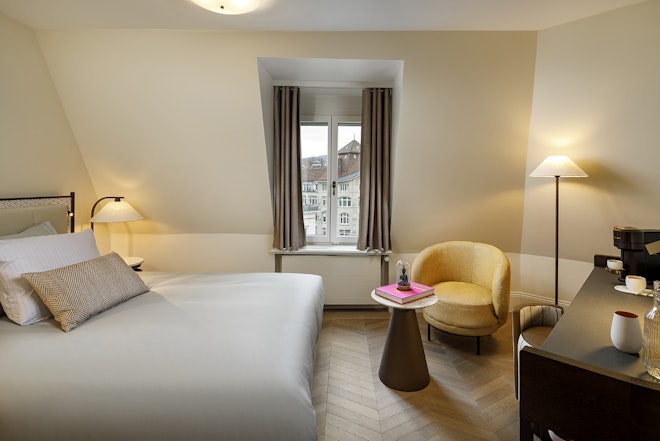 Ambassador Queen - Bedroom