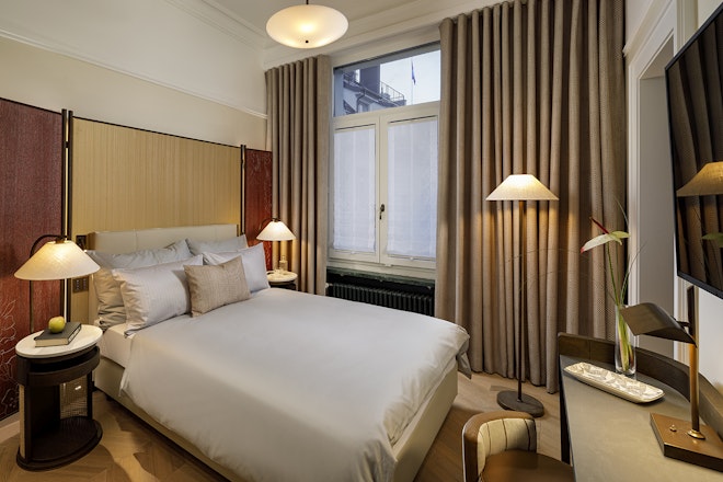 Ambassador Queen - Bedroom