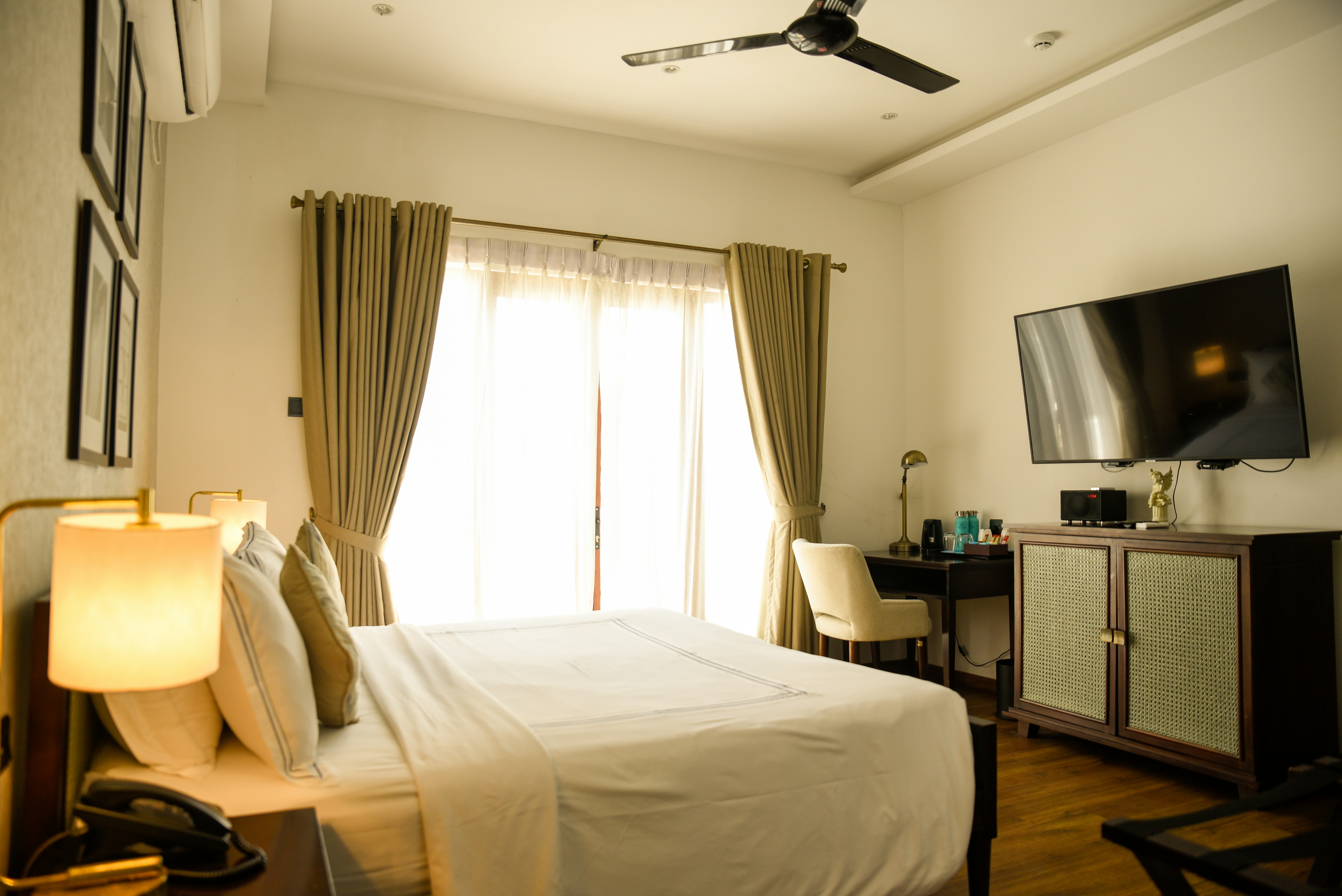 Deluxe Ocean Room - Bedroom