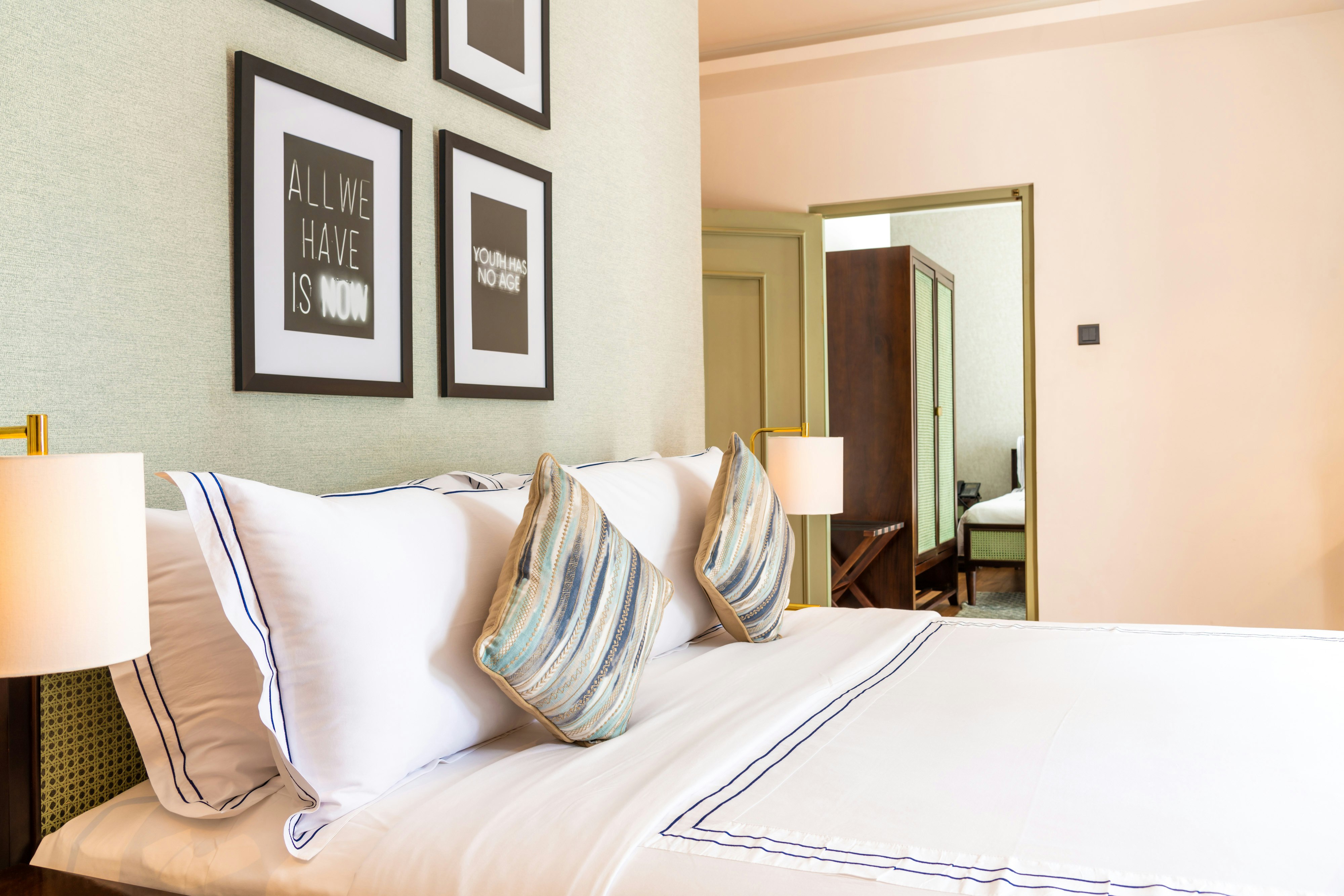 Suite with Interconnected Room