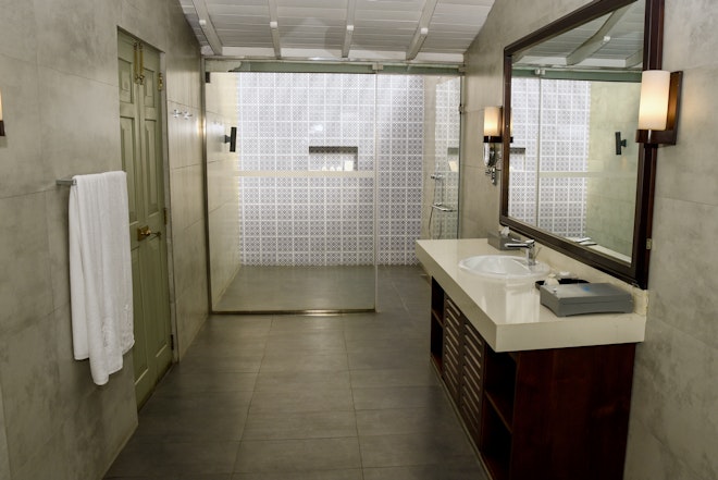 Deluxe Room - Bathroom