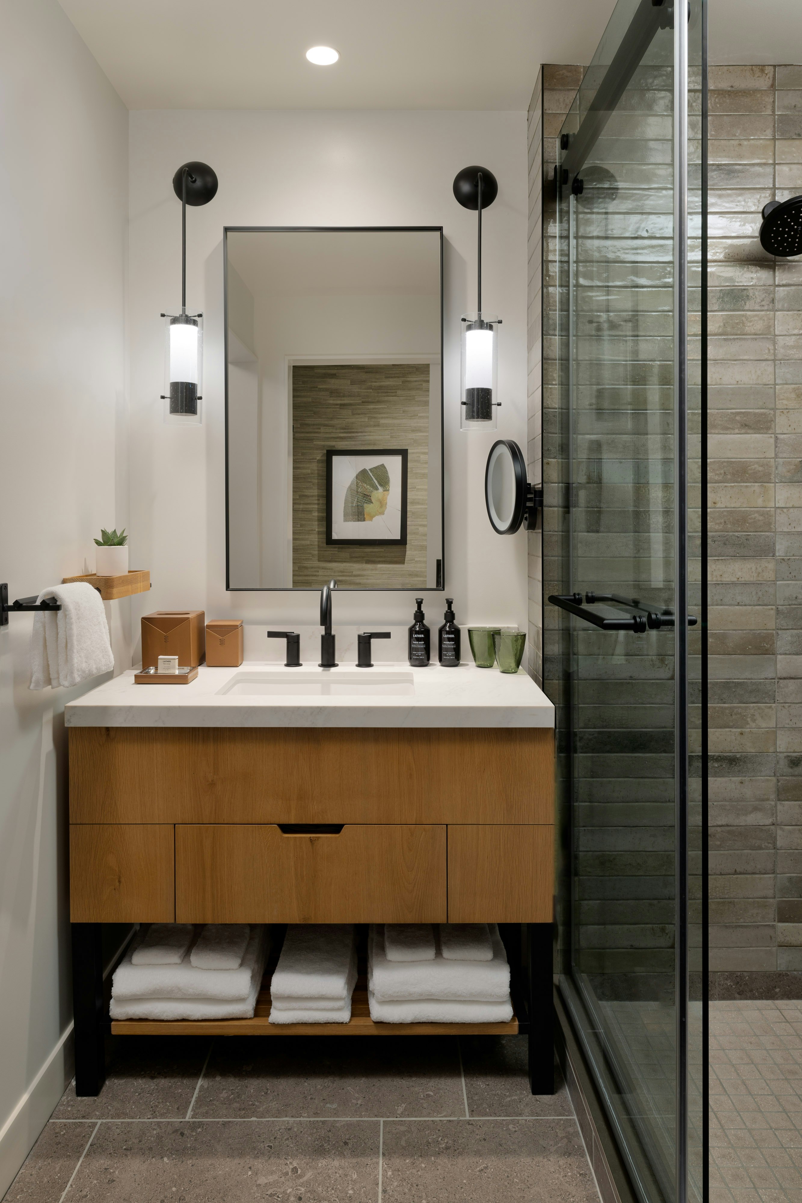 Deluxe Queen - Queen - Bathroom