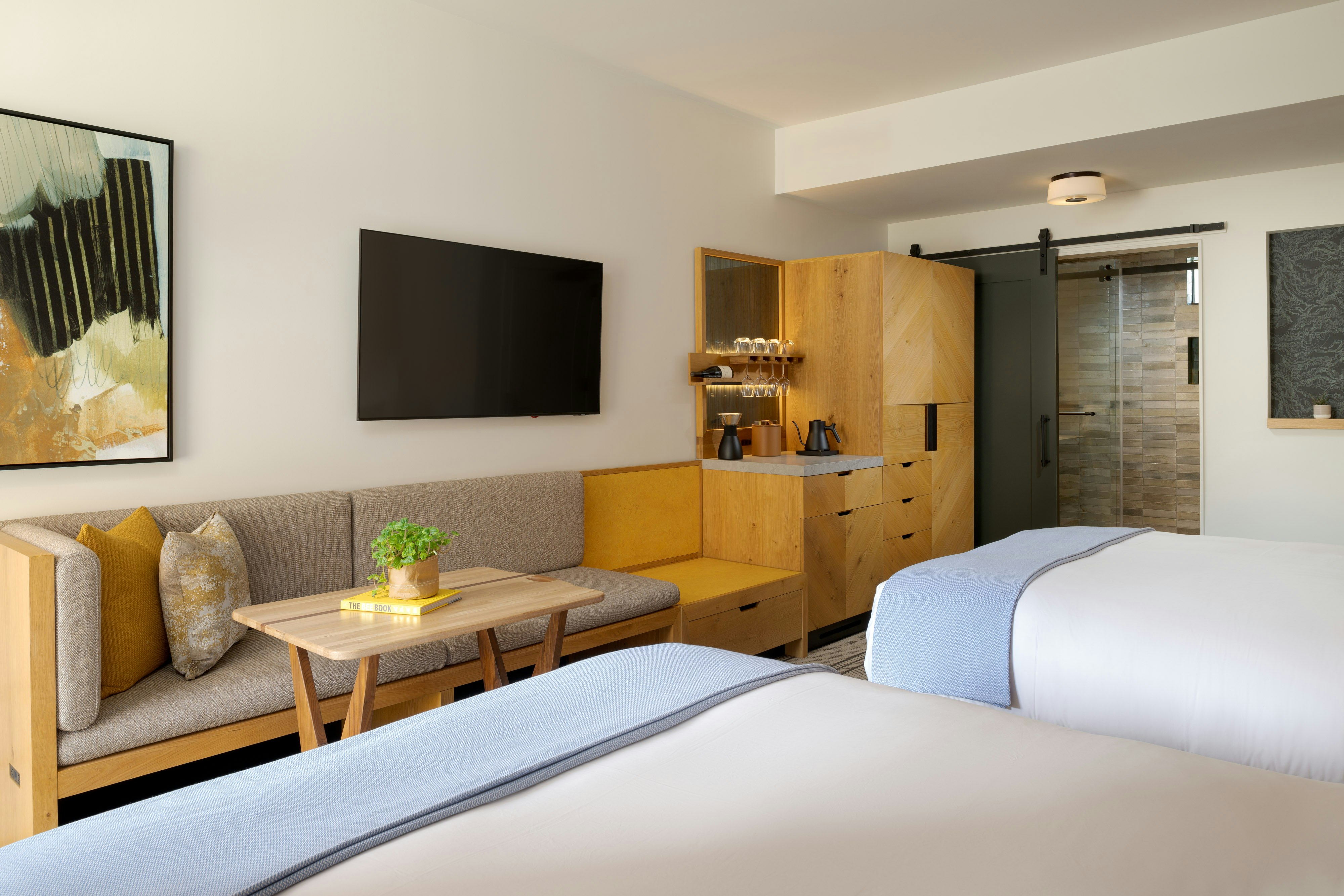 Deluxe Queen - Queen - Bedroom