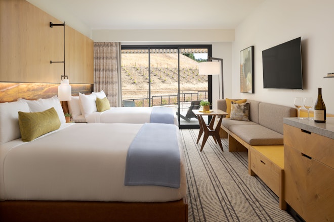 Deluxe Queen - Queen - Bedroom