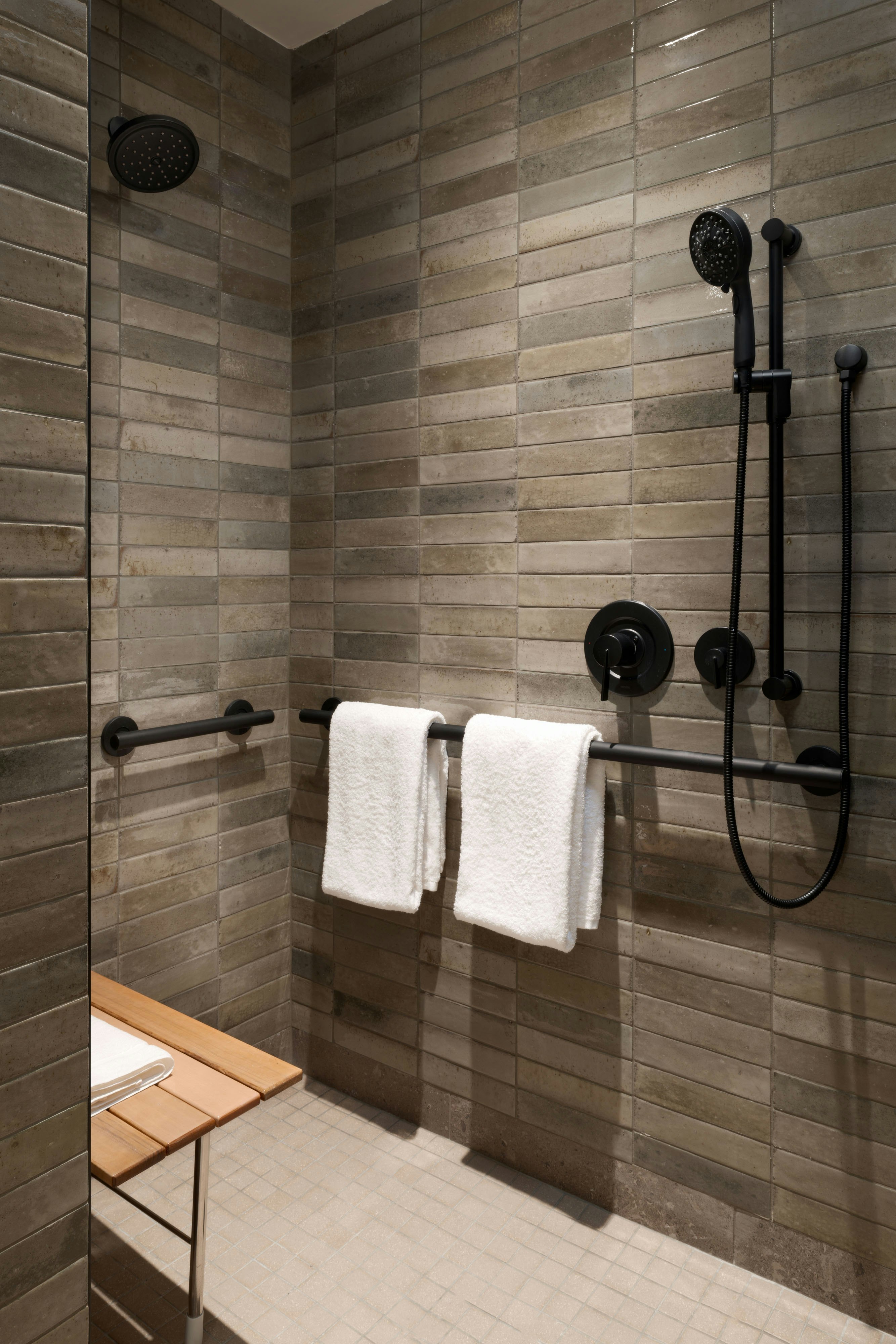 Accessible Deluxe Queen - Queen - Bathroom