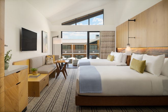 Deluxe Queen - Queen Vaulted - Bedroom