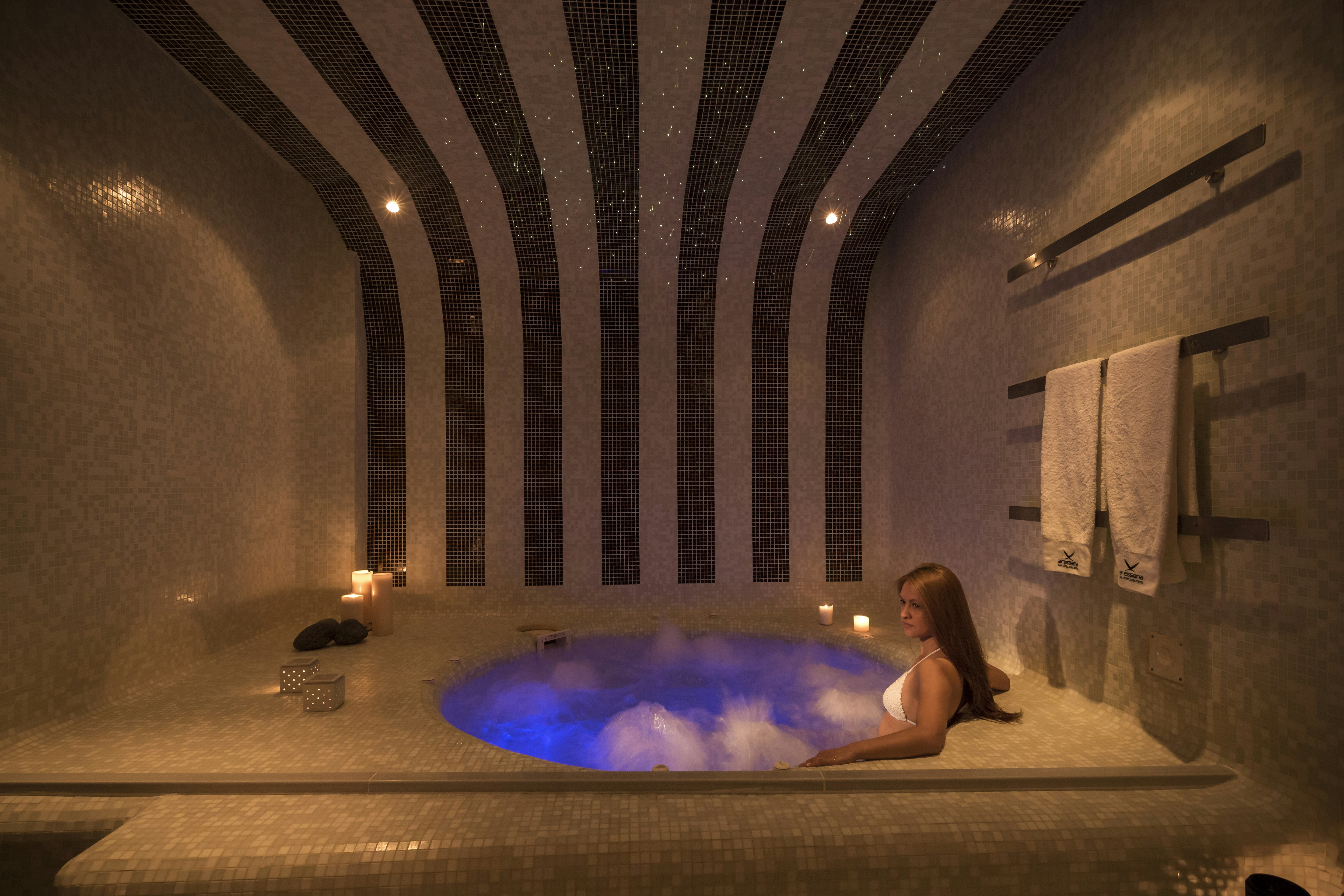 Relaxation Lounge Area - Spa Tub