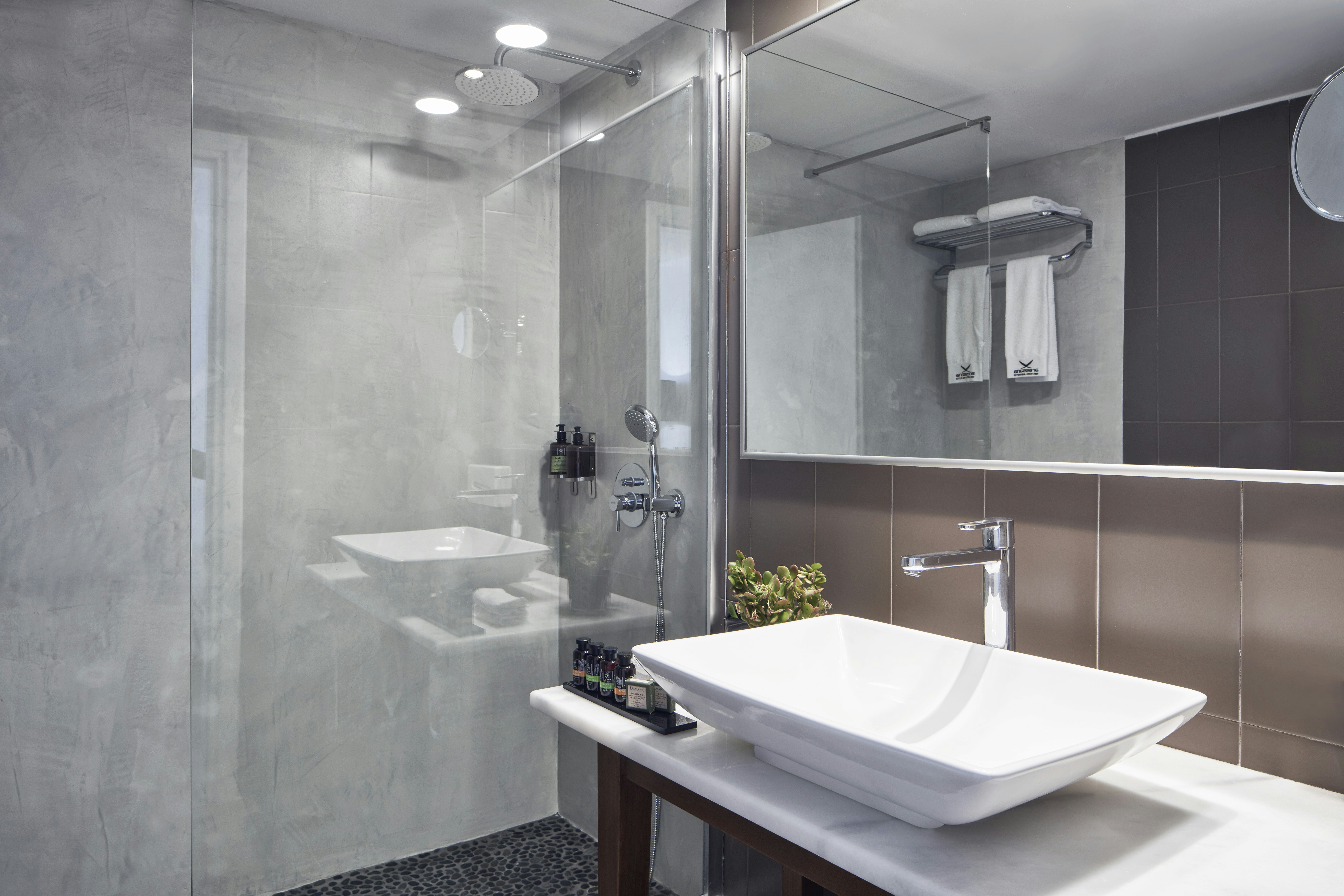 Sea View Suite Hot Tub Bathroom