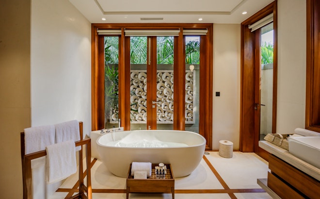 Villa - Ground Floor Master Bedroom Bathtub