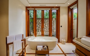 Villa - Ground Floor Master Bedroom Bathtub