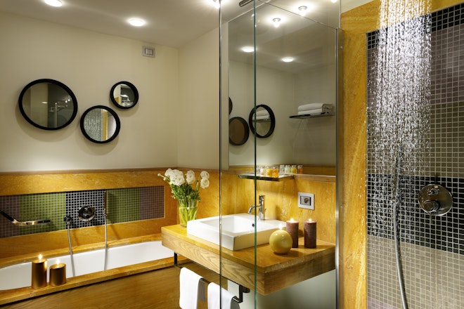 Deluxe Bathroom