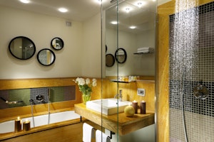 Deluxe Bathroom