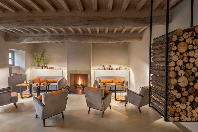 Pomaio Fireplace Room