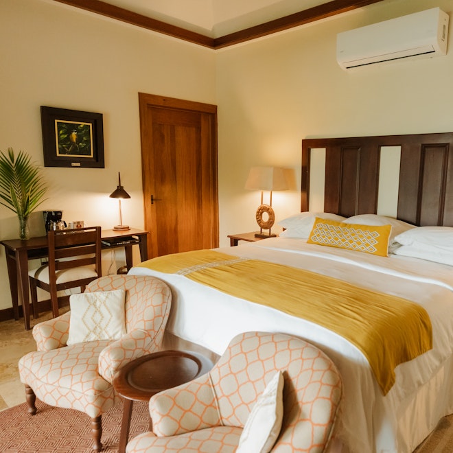 Garden View King - Bedroom