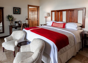 Garden View King - Bedroom