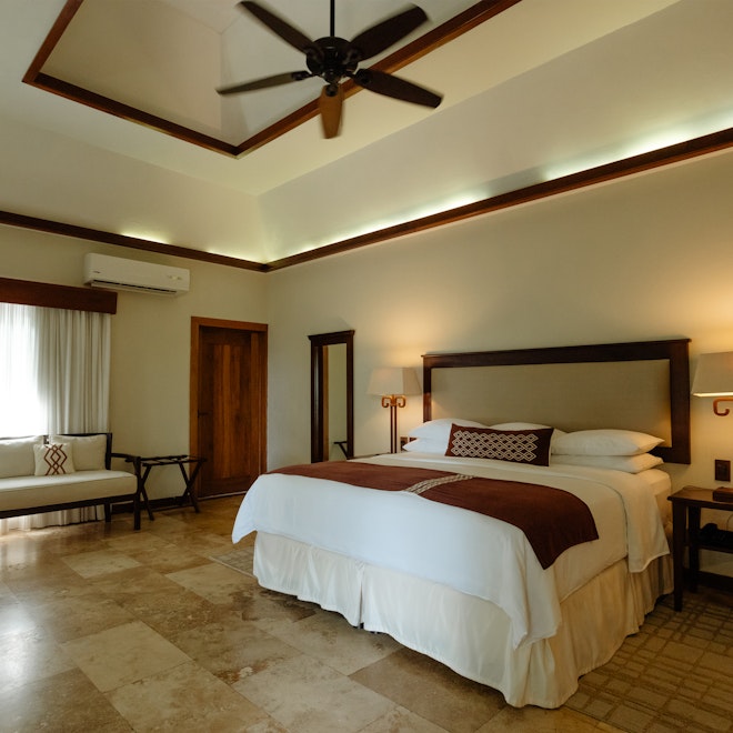 Lake Breeze Suite King - Bedroom
