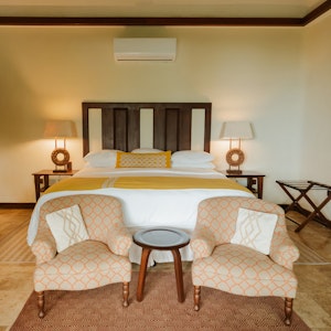 Garden View King - Bedroom