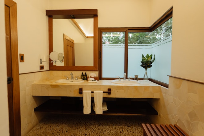 Lake View Room - Bathroom