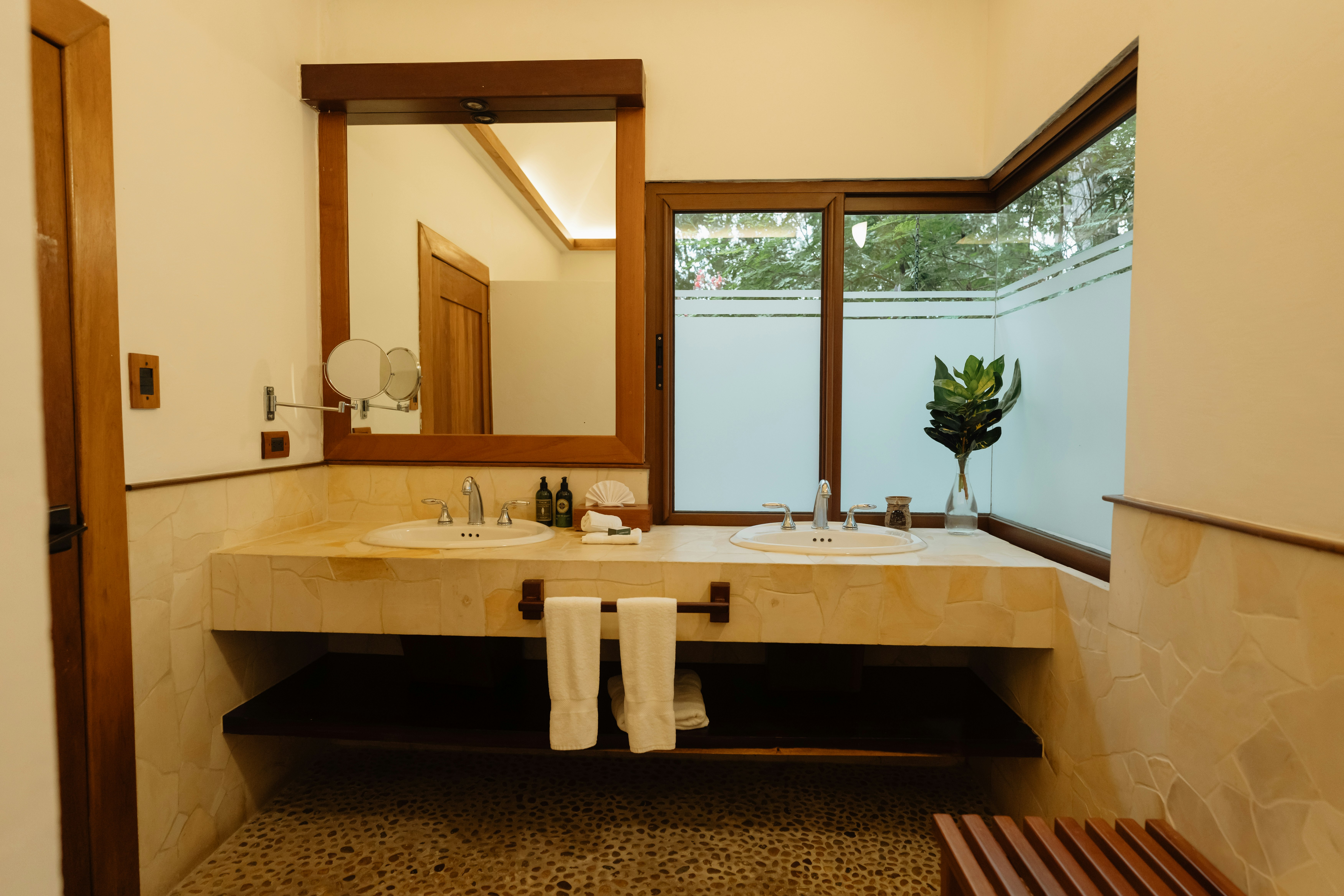 Lake View Room - Bathroom