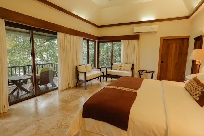 Lake View Room King - Bedroom