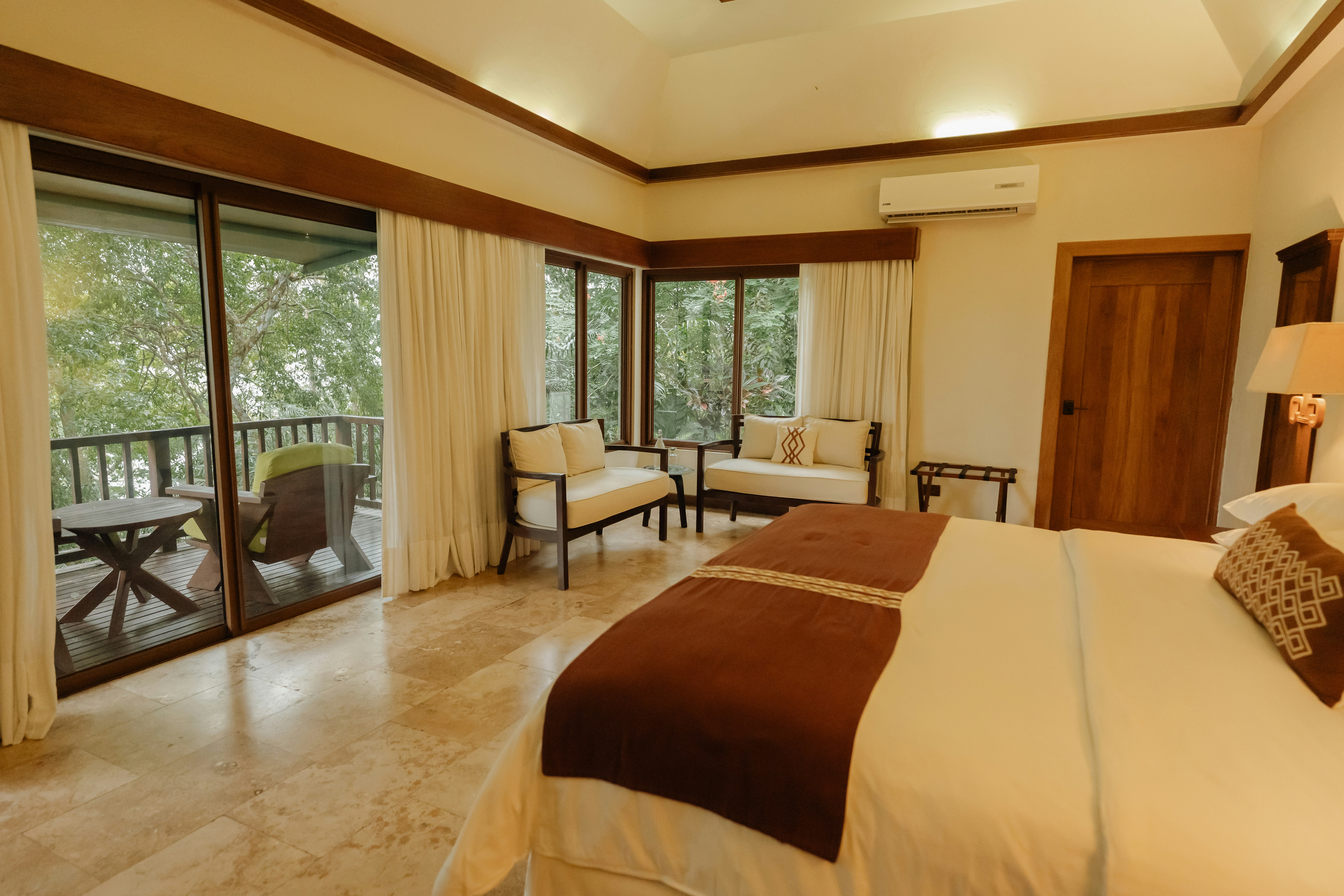 Lake View Room King - Bedroom