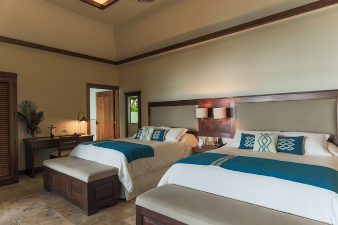 Garden View Queen - Twin Bedroom
