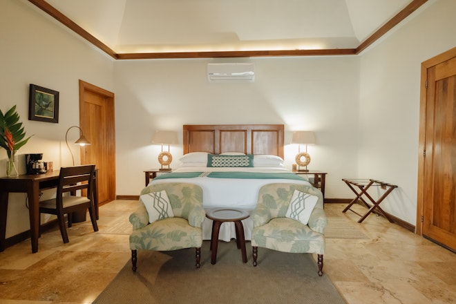 Garden View King - Bedroom
