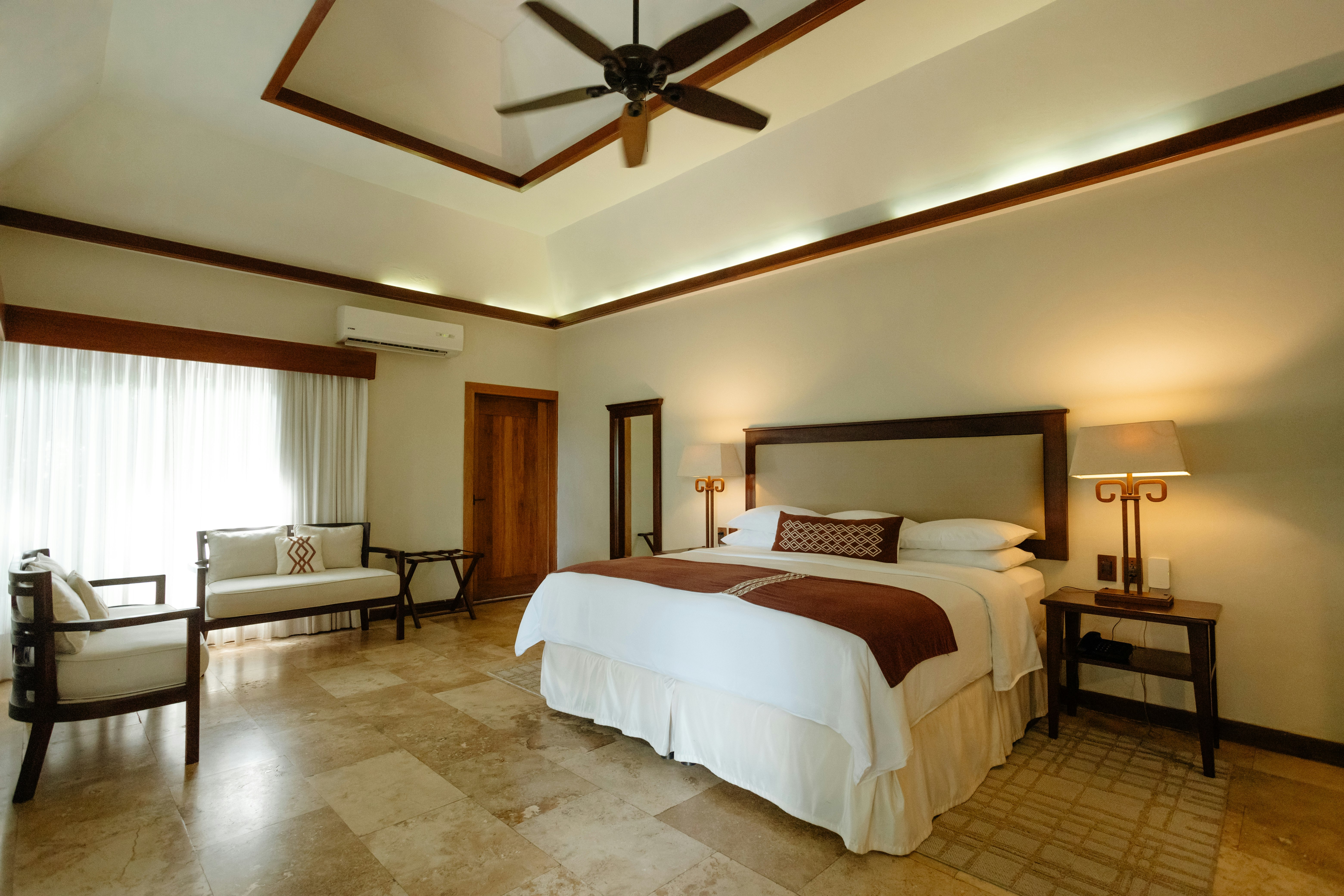 Lake Breeze Suite King - Bedroom