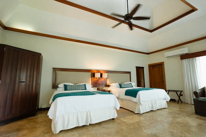 Lake View Junior Suite Queen - Bedroom