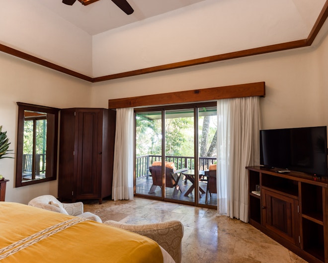 Garden View King - Bedroom