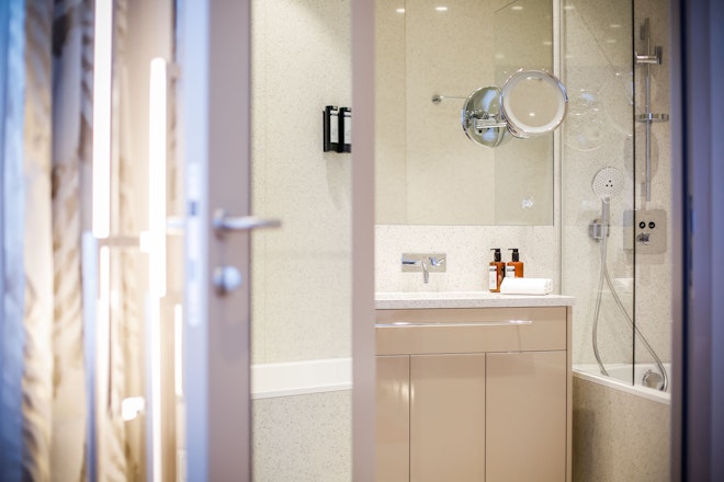 Deluxe Bathroom