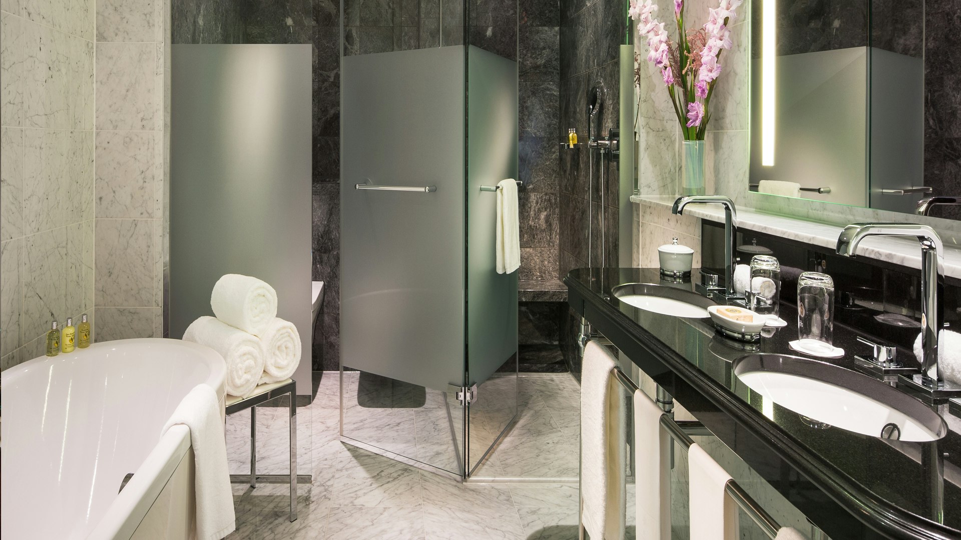 Grand Deluxe Room Bathroom Breidenbacher