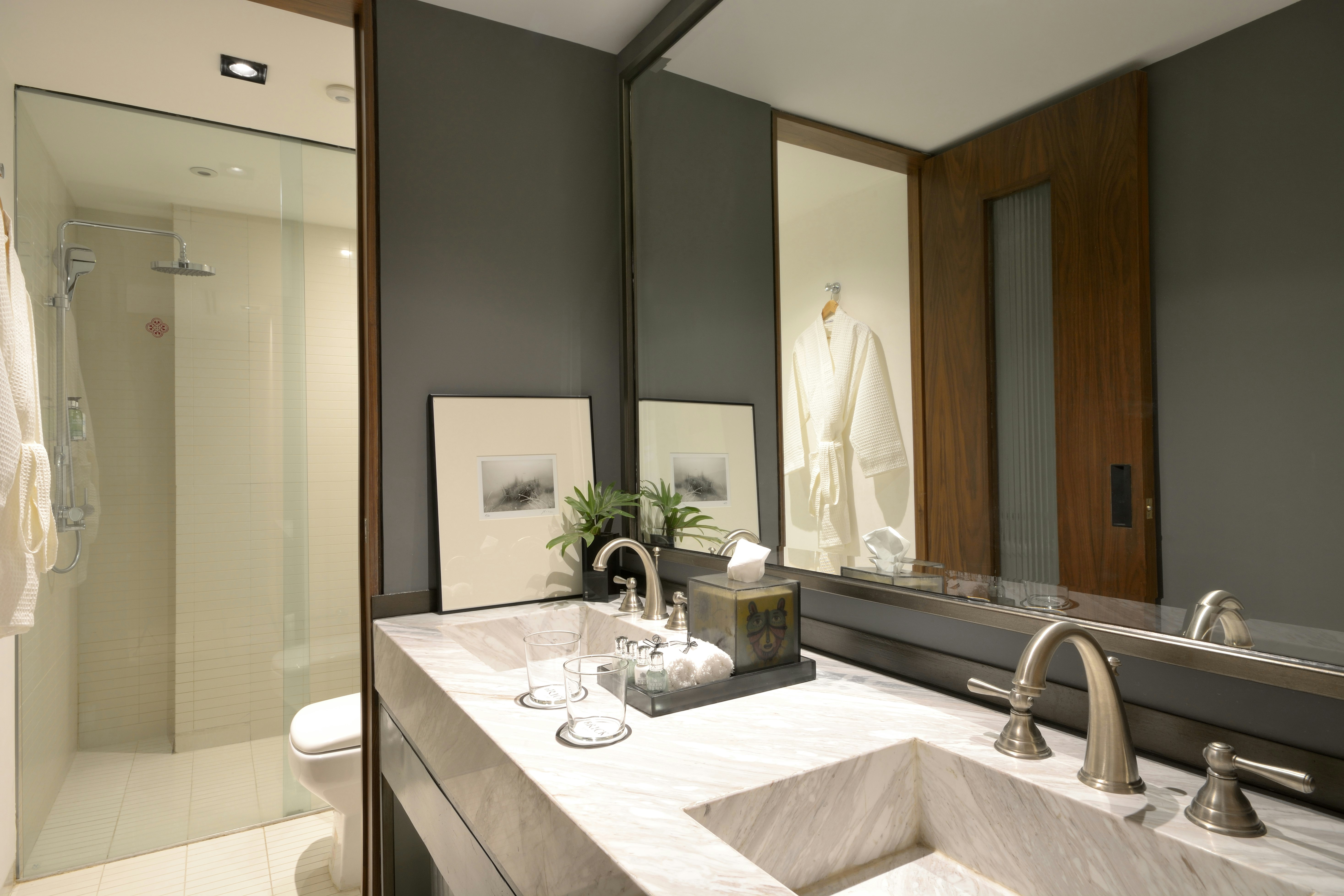 Deluxe Room Bathroom