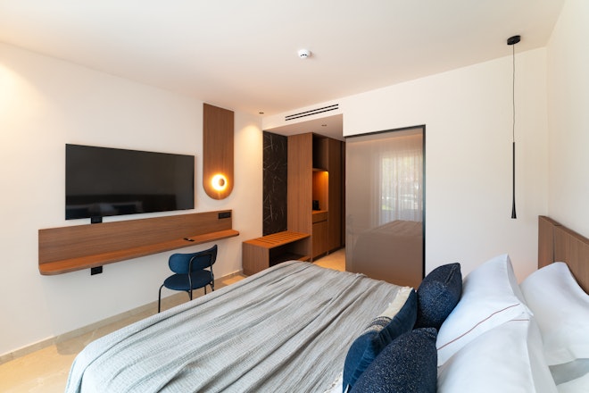Superior Swim Up with Pool View - Bedroom