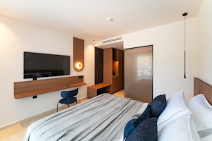 Superior Swim Up with Pool View - Bedroom