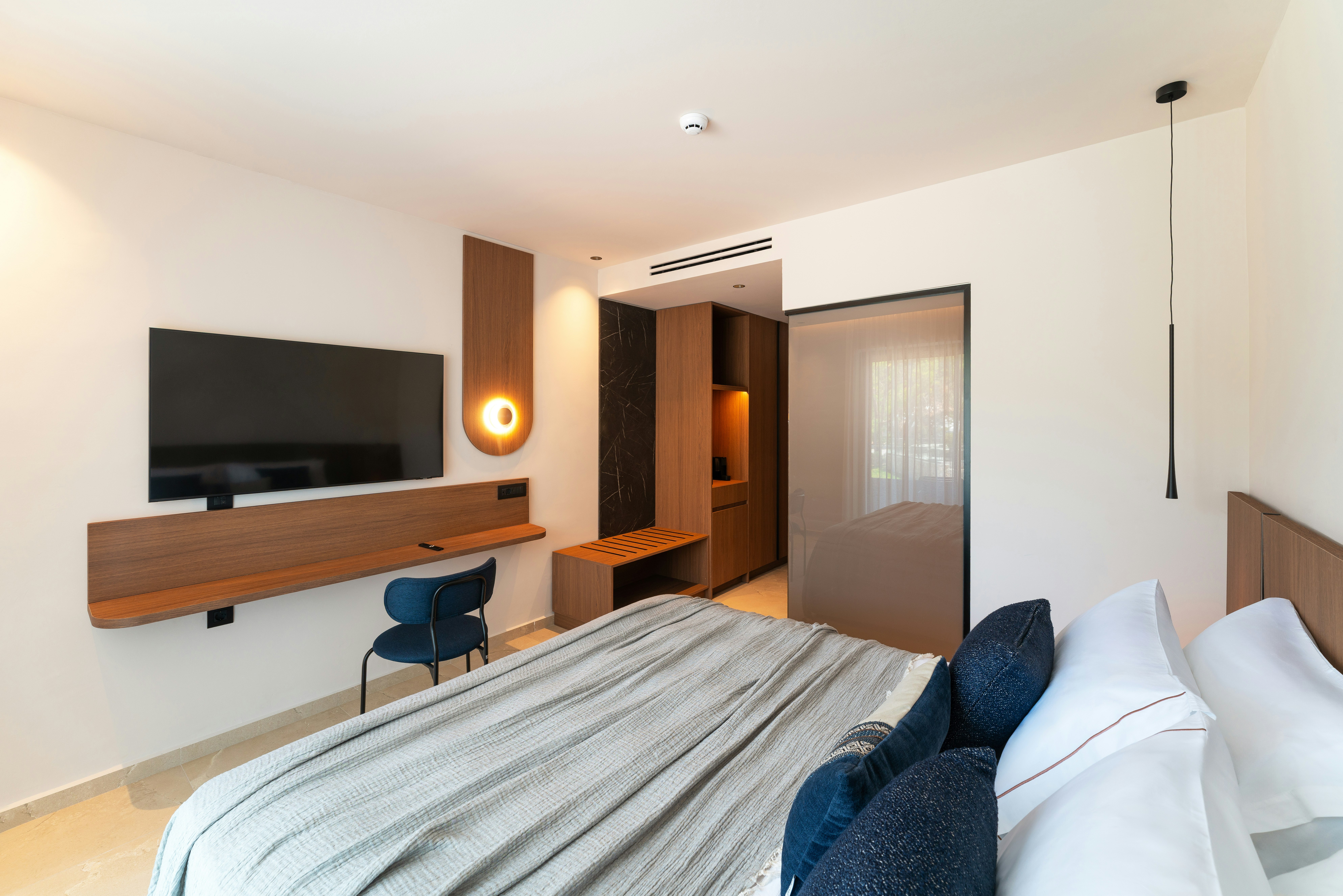 Superior Swim Up with Pool View - Bedroom