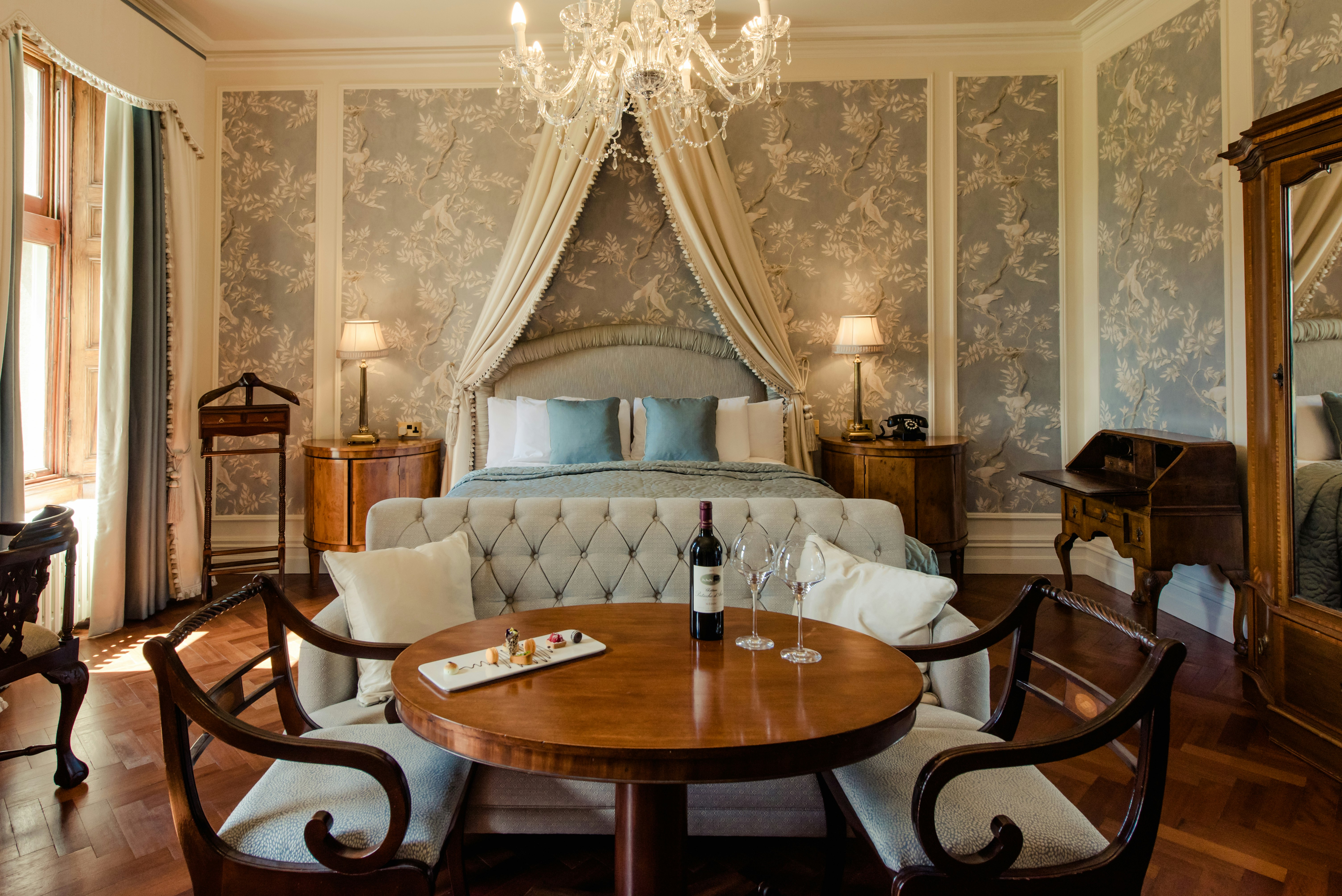 The Manor House Bedroom - Signature Room